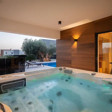 Old Olive V - Heated Pool - By Vivi Rent