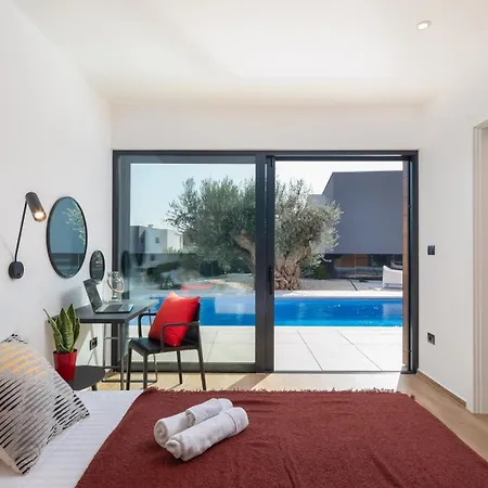 Old Olive V - Heated Pool - By Vivi Rent Villa