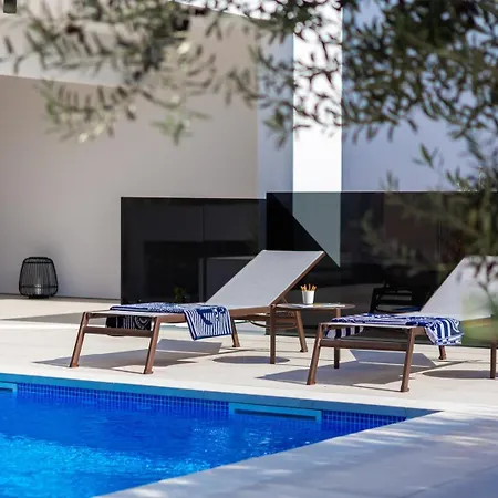 Old Olive V - Heated Pool - By Vivi Rent Villa *