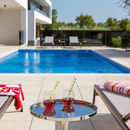 Old Olive V - Heated Pool - By Vivi Rent *