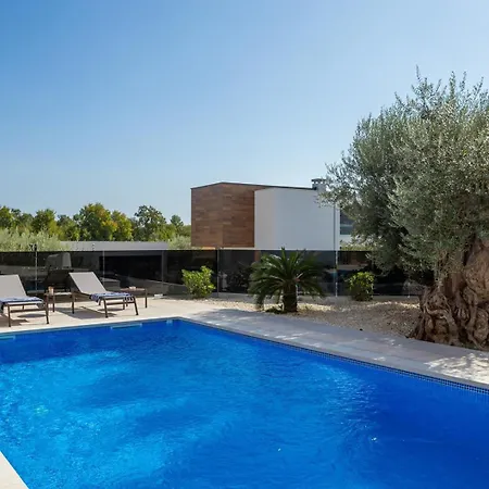 Villa Old Olive V - Heated Pool - By Vivi Rent
