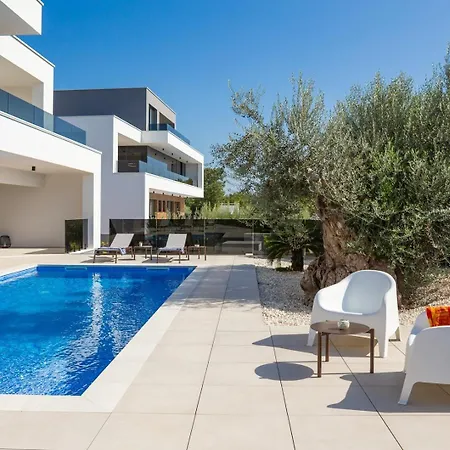 Old Olive V - Heated Pool - By Vivi Rent Villa