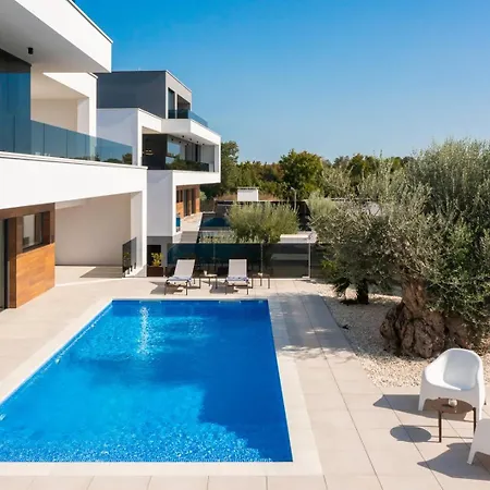 Old Olive V - Heated Pool - By Vivi Rent