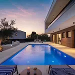 Old Olive V - Heated Pool - By Vivi Rent فيلة *