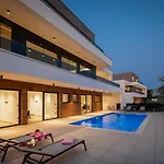 Old Olive V - Heated Pool - By Vivi Rent