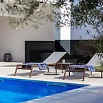 Old Olive V - Heated Pool - By Vivi Rent فيلة *
