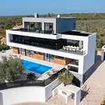 Old Olive V - Heated Pool - By Vivi Rent *