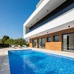 Old Olive V - Heated Pool - By Vivi Rent