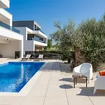 Old Olive V By Vivi Rent Villa