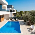 Old Olive V - Heated Pool - By Vivi Rent