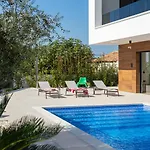 Old Olive V By Vivi Rent Villa *